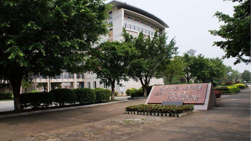 揭秘芯片制造：光刻工艺的奥秘与挑战